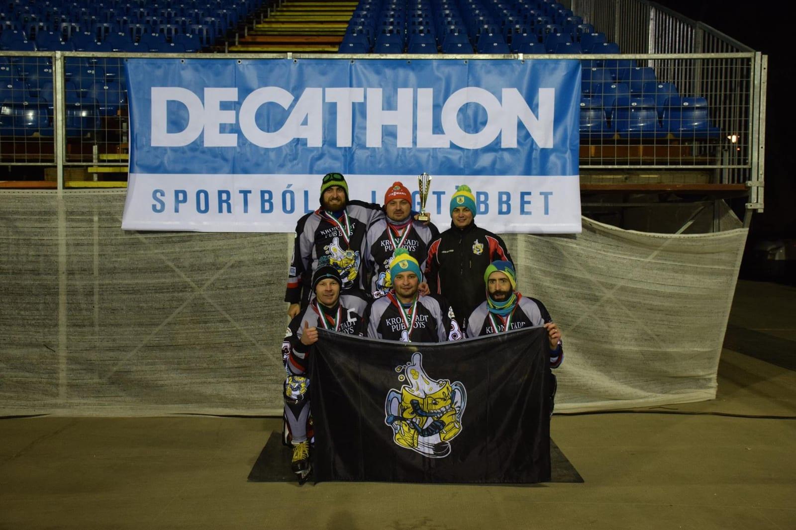 Kronstadt Pub Boys la Cupa Decathlon din Budapesta, cu medaliile, cupa și steagul echipei