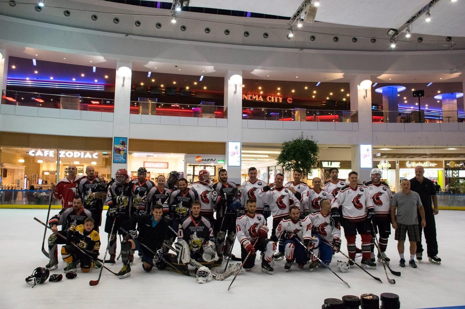 Kronstadt Pub Boys și Torpedo București, împreună pe patinoarul dintr-un mall
