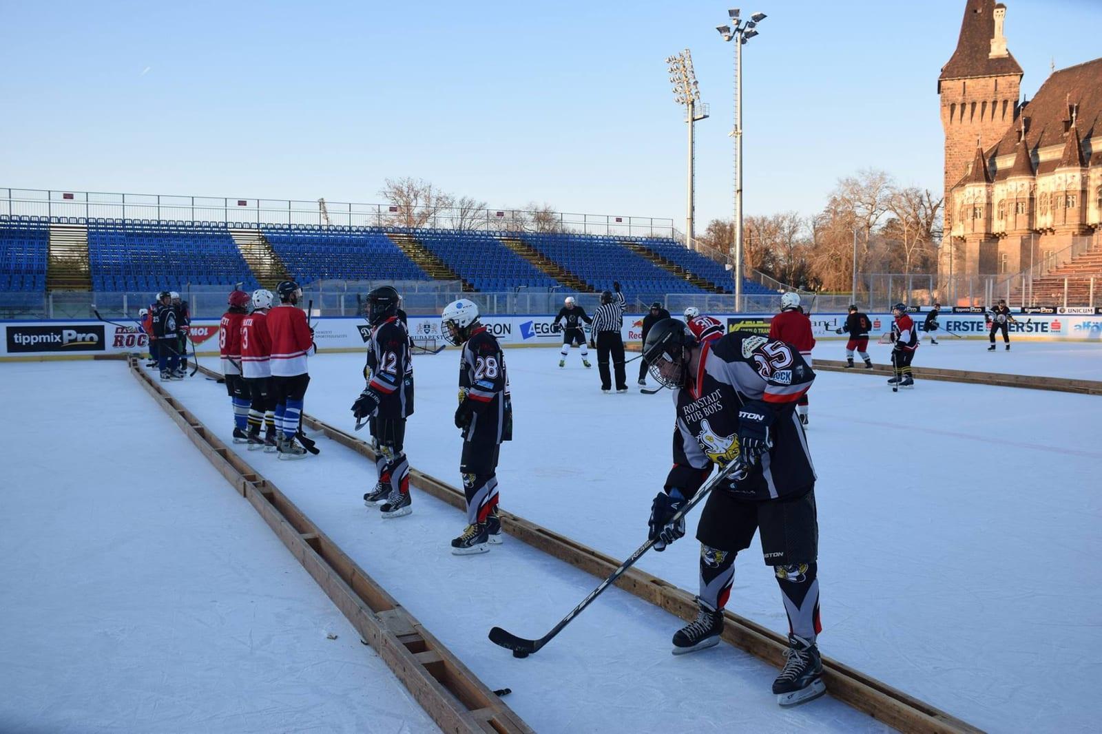 Jucători pe patinoarul în aer liber din Budapesta, lângă Castelul Vajdahunyad