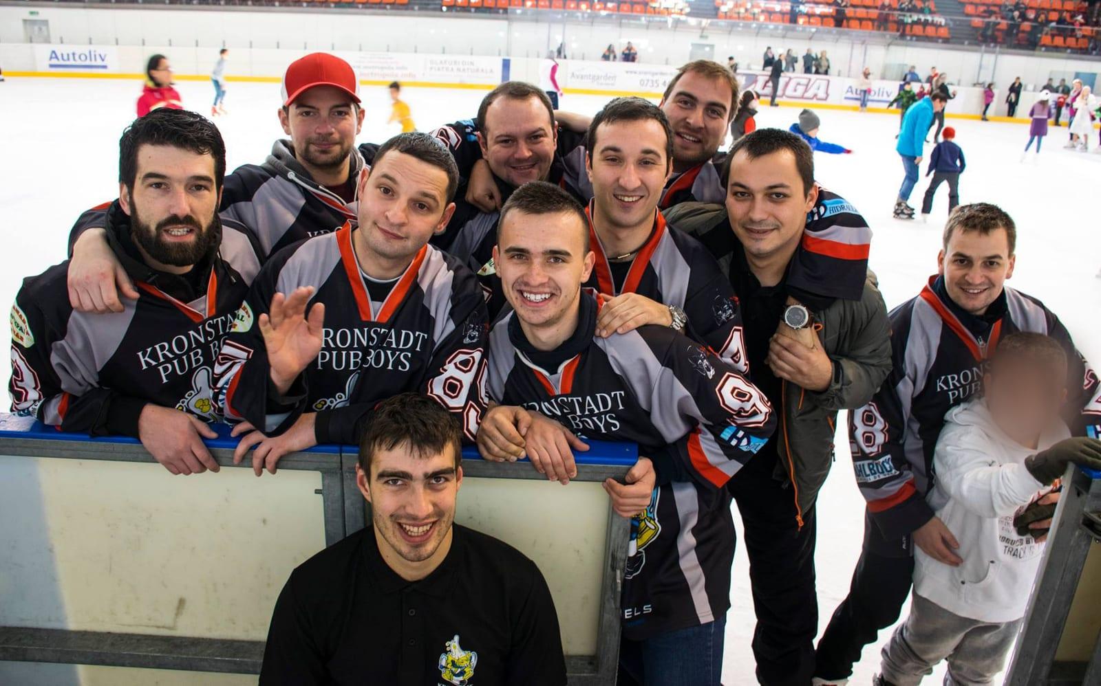 Jucătorii Kronstadt Pub Boys la mantinelă, pe patinoarul din Brașov