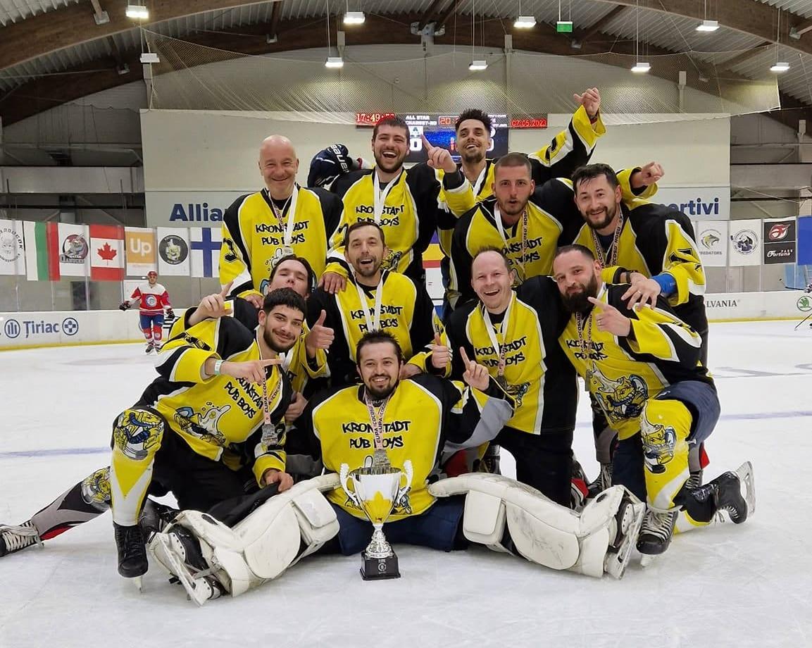 Kronstadt Pub Boys sărbătoresc cu trofeul pe gheață