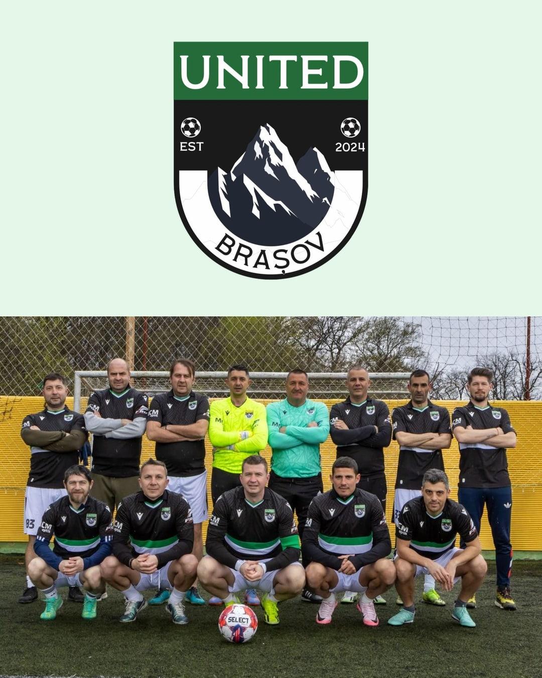 Stema United Brașov deasupra fotografiei de grup a echipei, în echipament negru cu dungi verzi și albe, pe terenul de minifotbal